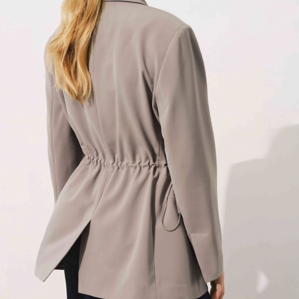 Athleta MVP Blazer . suitable for both work and casual outings. versatile design - Picture 4 of 16